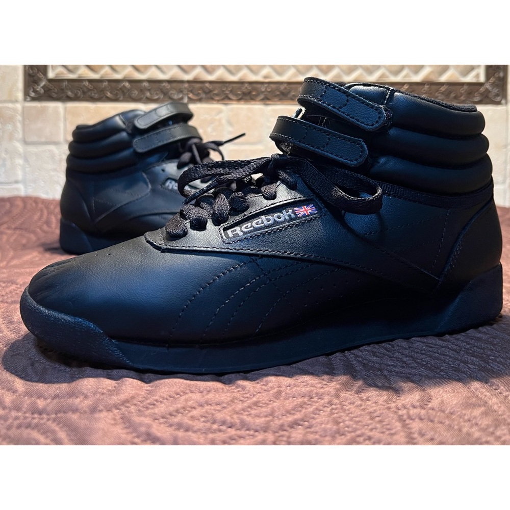 Classic high-top Reebok black sneakers. Size 7. NIB